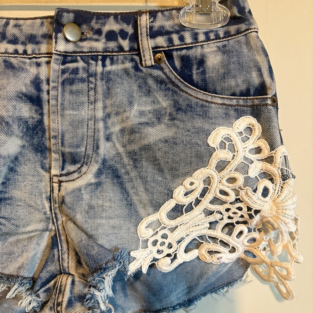 RAGA Boho Festival Shorts Size S Crochet Lace Trim Fray Hem Light Acid Wash NWT - Picture 3 of 10